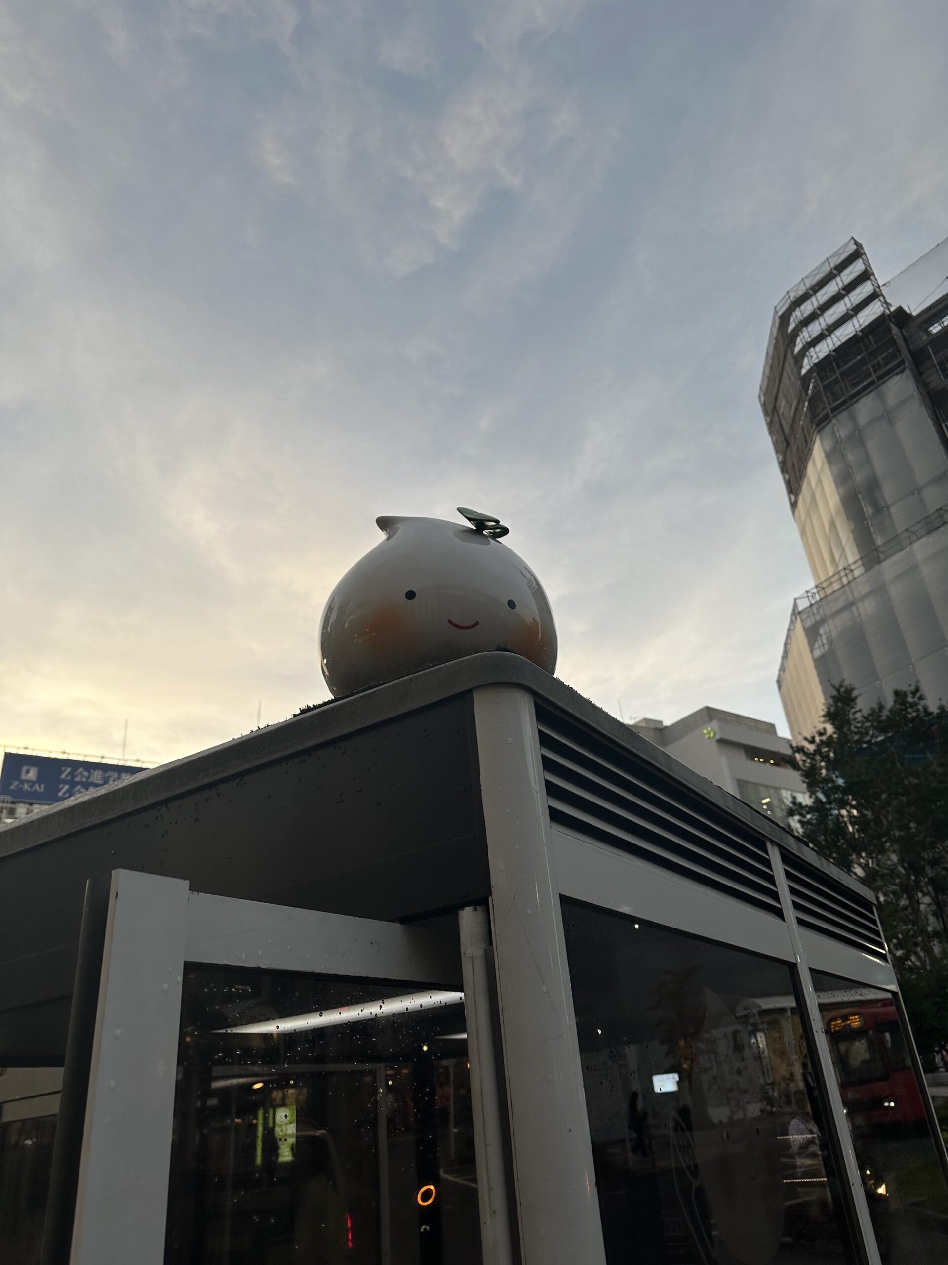 自由が丘駅ロータリー広場にある公衆電話の上でホイップるんを発見です！ ホイップるんとは、スイーツをモチーフにした自由が丘のマスコットキャラクターで、ホイップクリ