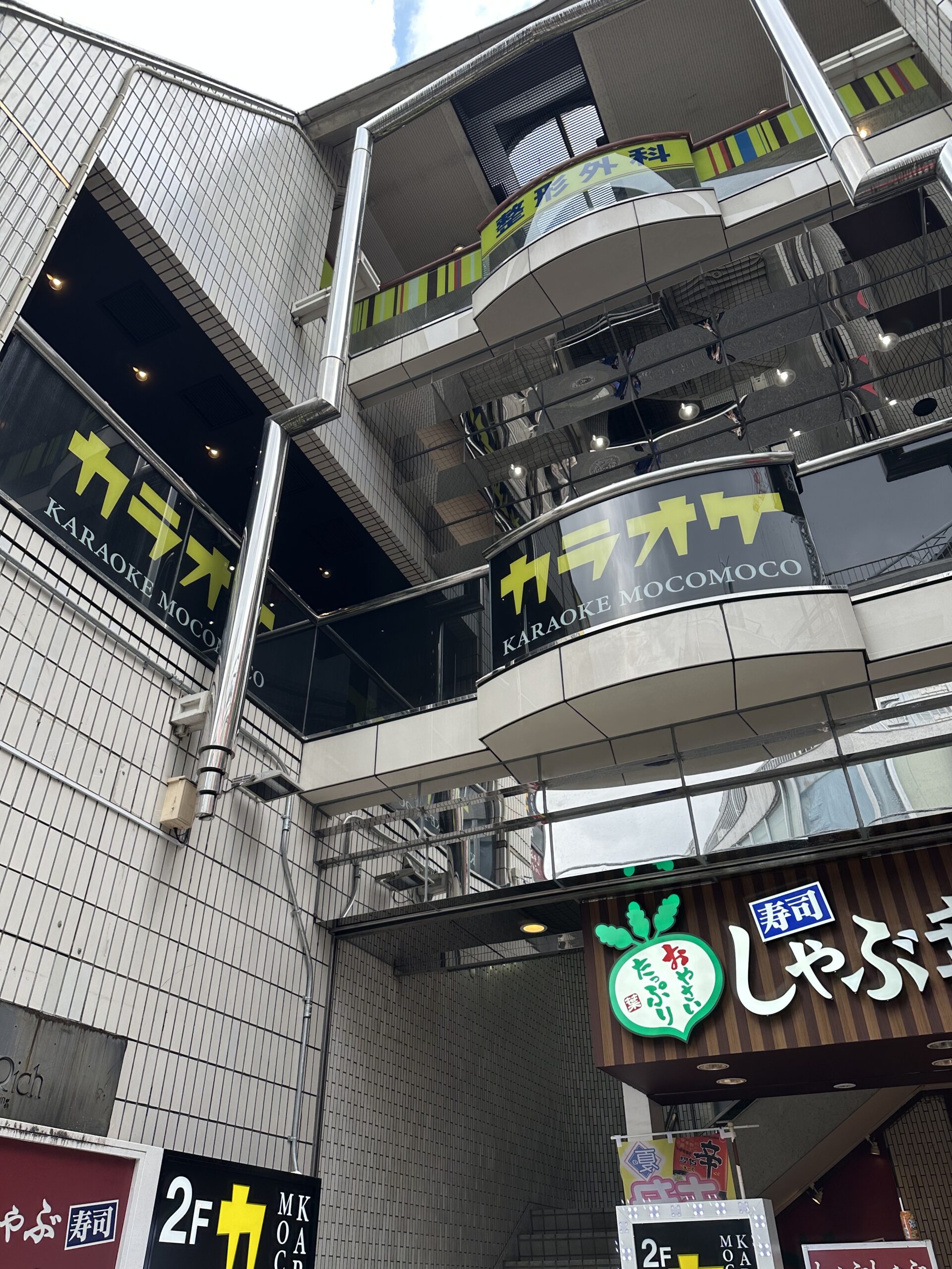 新店舗オープン情報です。自由が丘駅北口徒歩1分、「カラオケモコモコ自由が丘店」さんが、2025年8月21日にニューオープンしました！1階には「薬マツモトキヨシ自