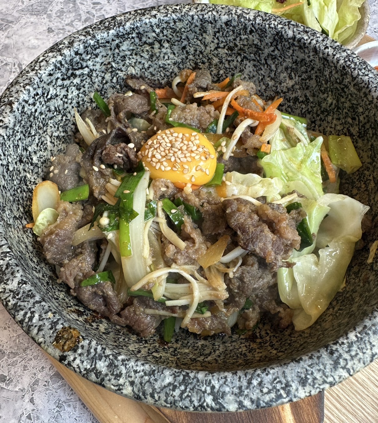 先日ランチに、韓国料理ホンデポチャ自由が丘店さんに行ってきました。 「ブルコギ石焼ビビンパ定食」をいただいたら、優しい甘さで柔らかい豚肉でとてもおいしく、キムチ