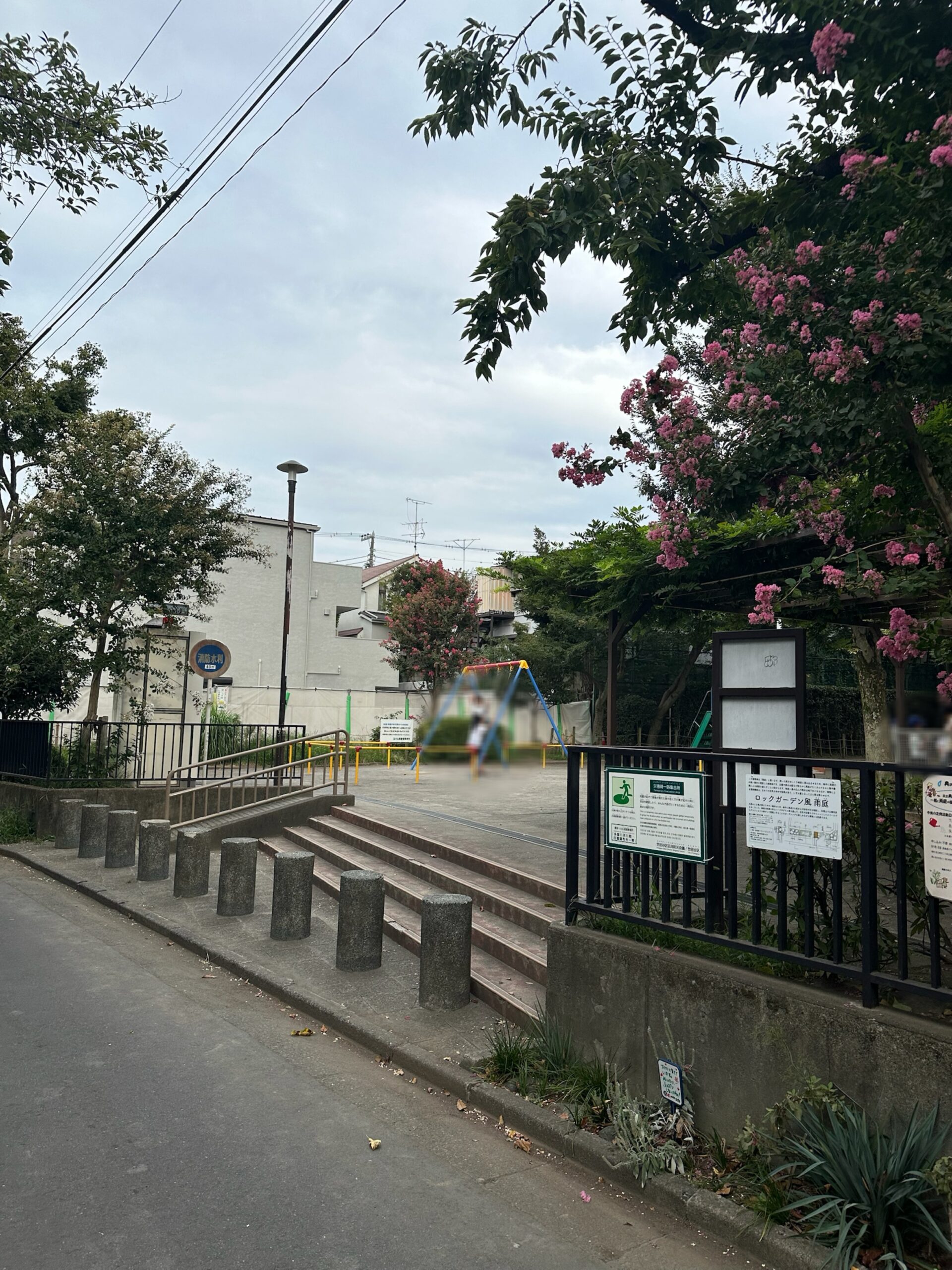 写真は奥沢二丁目公園です。自由が丘駅南口から徒歩約5分、九品仏川緑道沿いにあります。 駅や、沢山のおしゃれで便利なお店が立ち並ぶマリクレール通りにも近いですが、