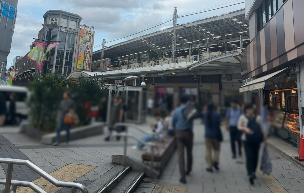 正面にロータリーが広がる自由が丘正面口
