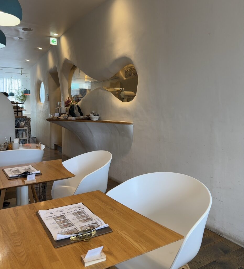 「パンとエスプレッソと自由形」の明るくて開放的な店内