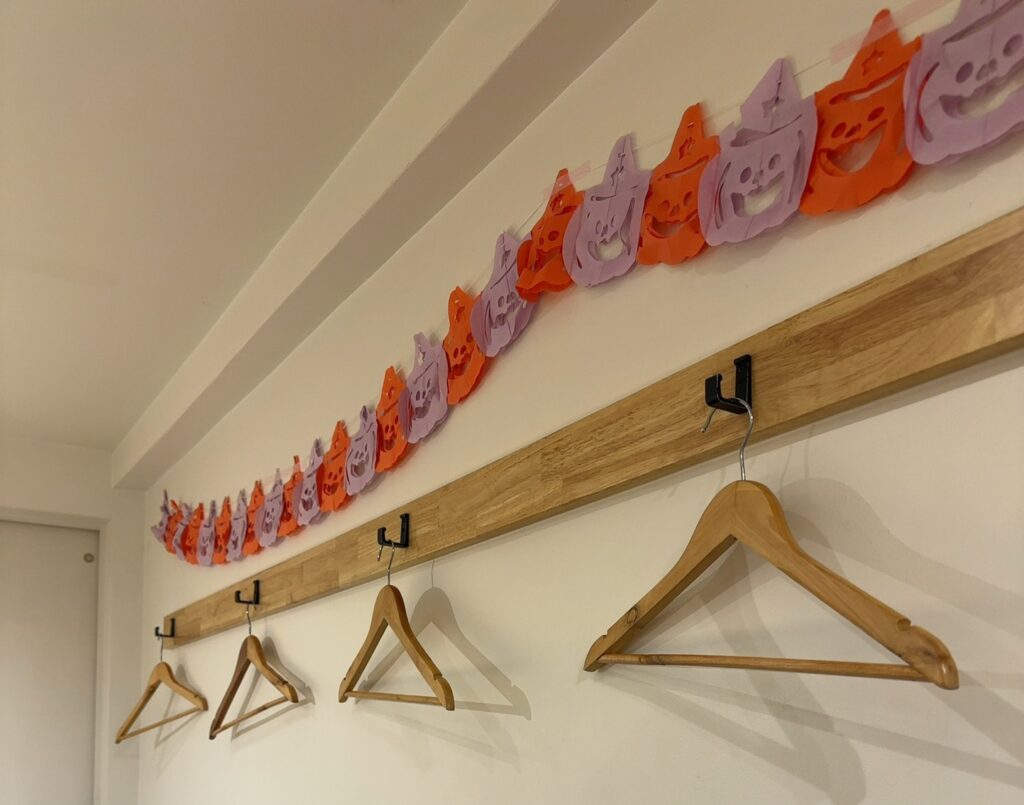 壁にハンガーが