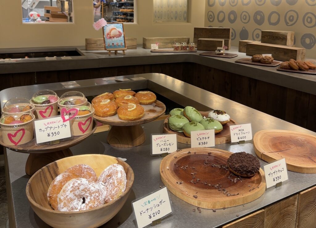 店内には豊富な種類のドーナツが並びます