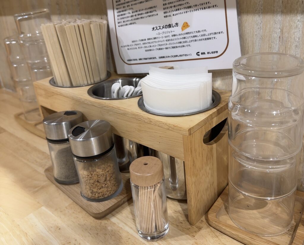 カウンターには調味料も