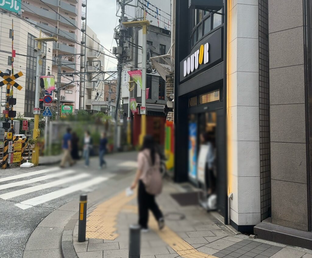 角にドトールコーヒーショップ自由が丘店があります