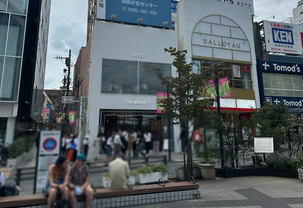 店内から自由が丘駅が一望できる建物