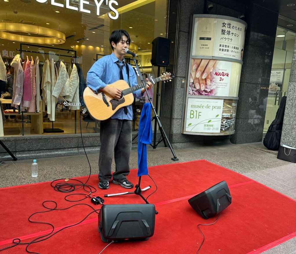 沢山の来場者が耳を傾けています
