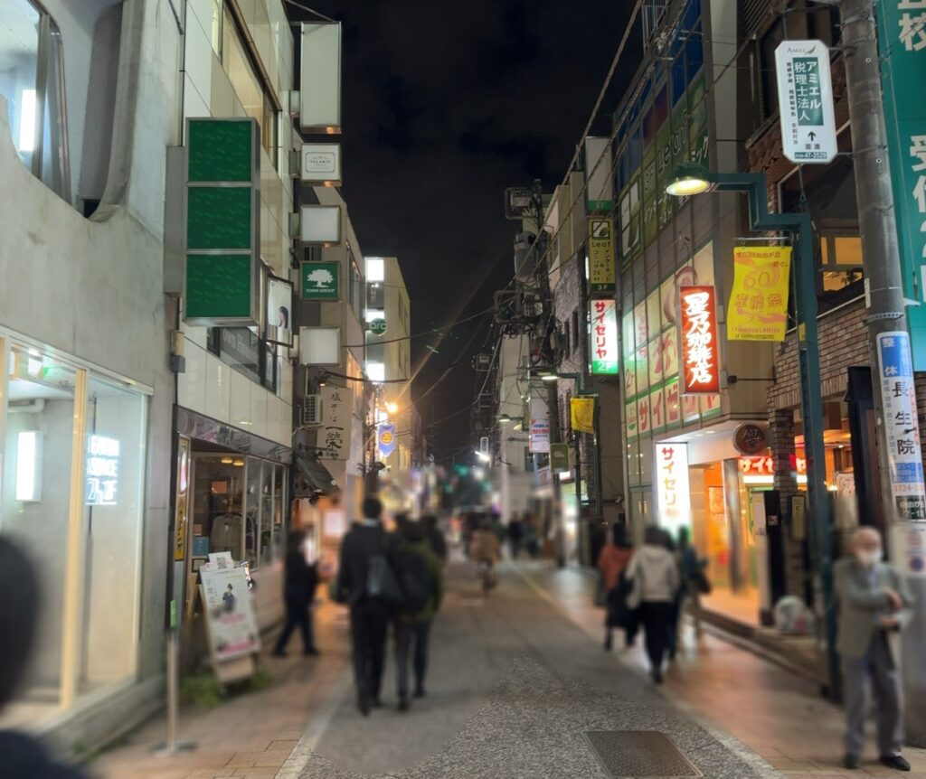 飲食店が立ち並ぶ通り