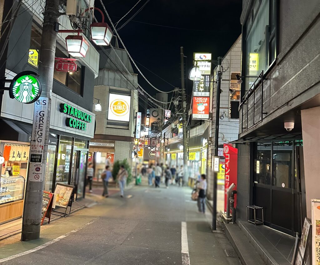 飲食街が立ち並ぶ賑やかな細い通り
