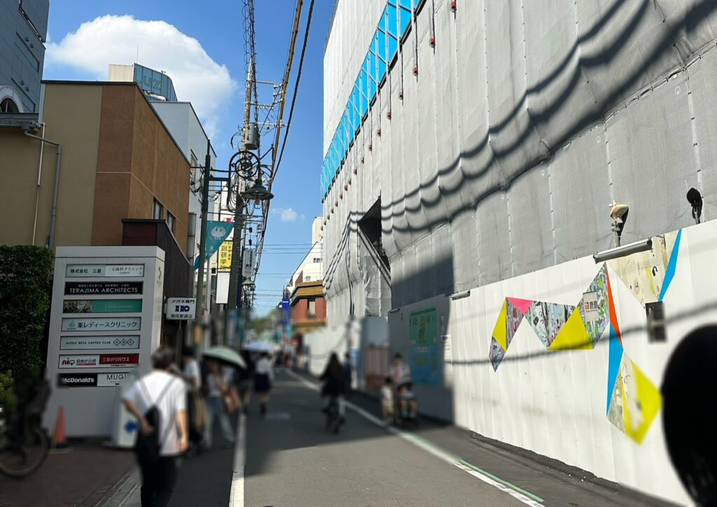 沢山のお店が立ち並ぶ「カトレア通り」