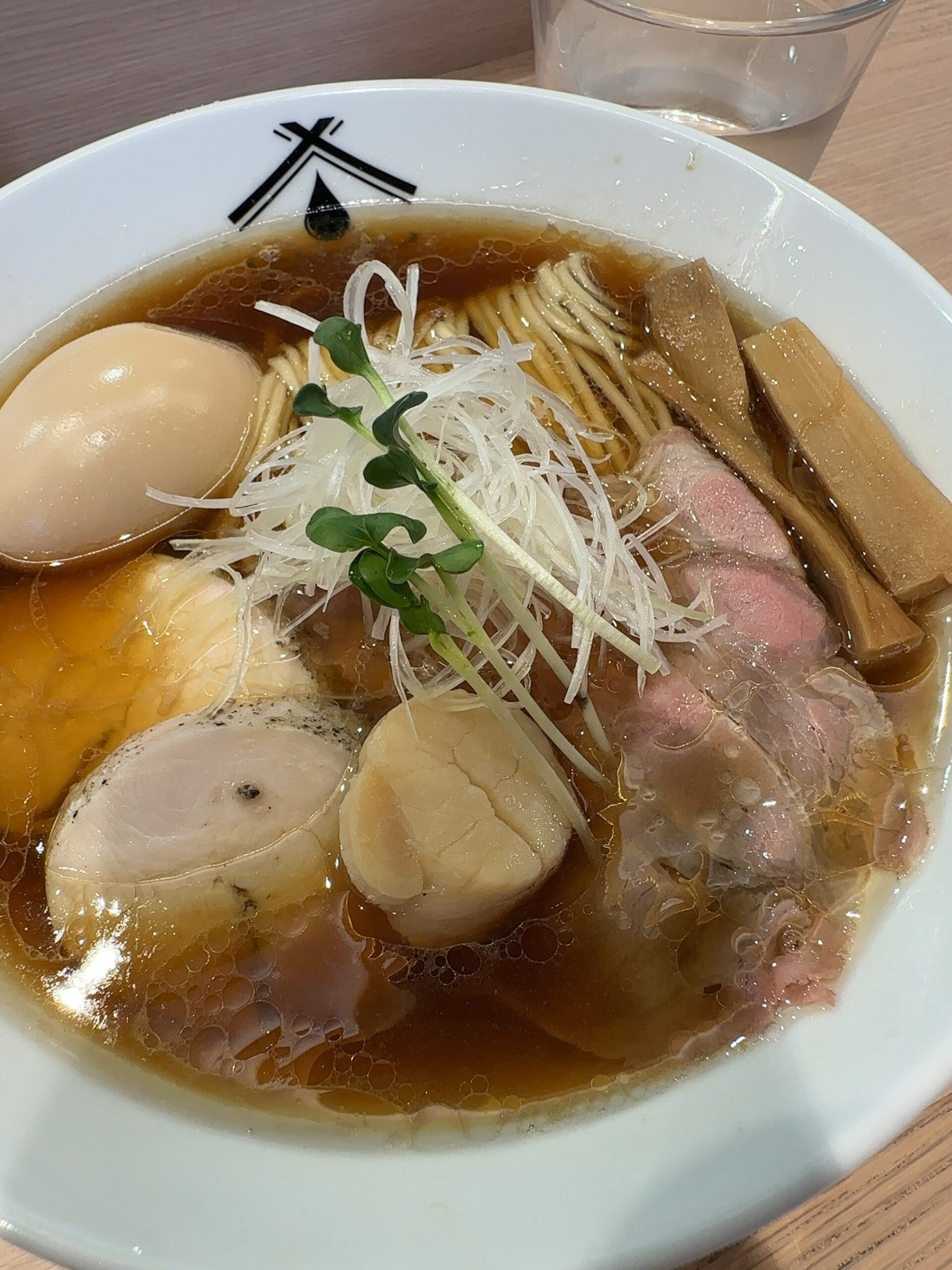 先日、食べログでの口コミでも高評価、2024年5月1日にニューオープンした人気の醤油らーめん専門店「ひしおのキセキ」に行ってきました。自由が丘駅から徒歩2分、赤