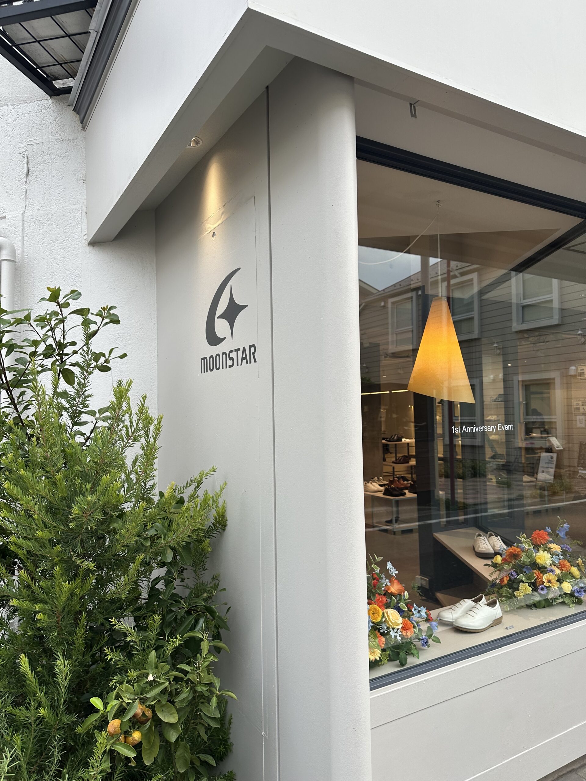 すずかけ通り沿いに、モダンでスタイリッシュな外観のお店があります。MOONSTAR JIYUGAOKA（ムーンスター自由が丘）。ムーンスターとは１８７３年（明治