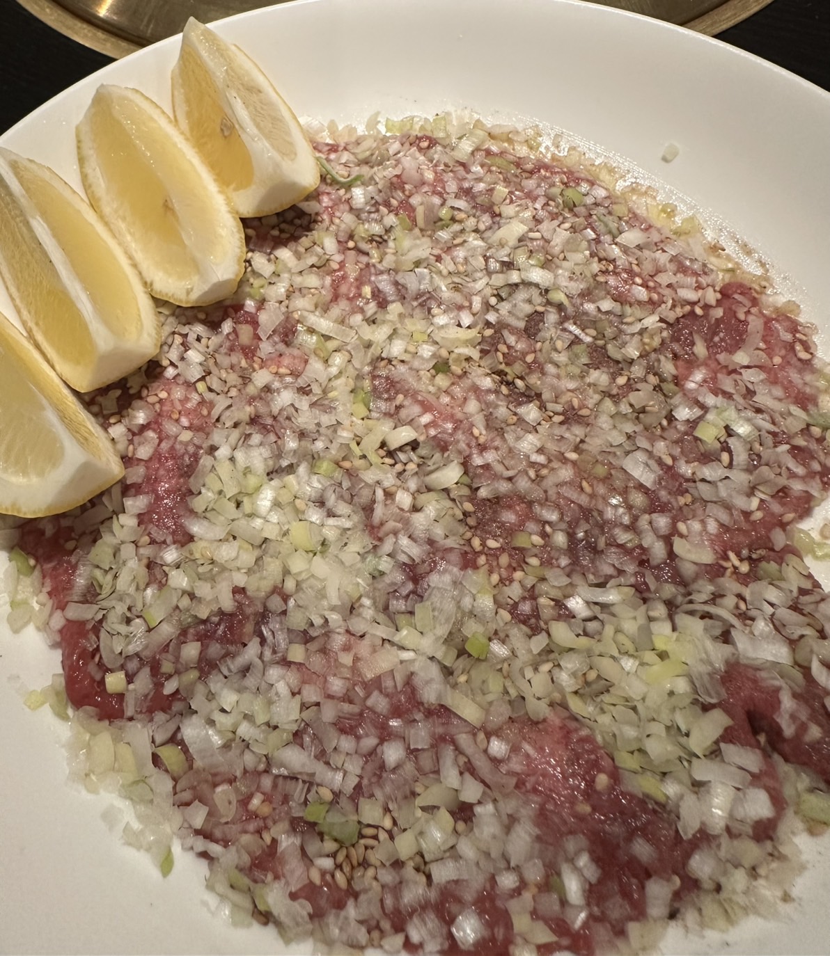 先日「炭火焼肉漢江」に行ってきました。自由が丘駅から徒歩5分、学園通り沿いにある炭火焼肉の老舗の名店です。 看板商品は漢江自慢のネギ塩焼肉・タン塩です！口コミで