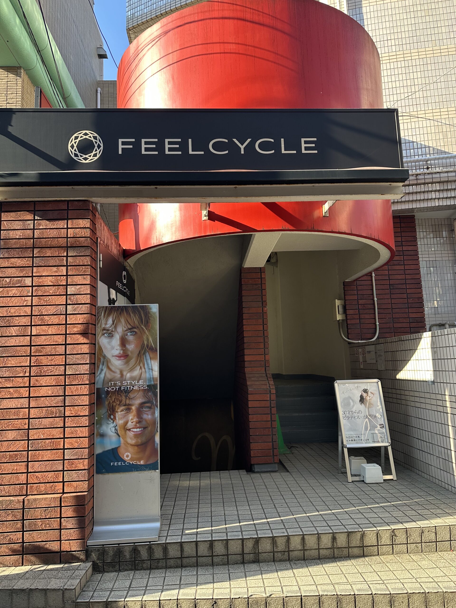 自由が丘駅正面口から徒歩3分の暗闇フィットネスジム「FEELCYCLE（フィールサイクル） 自由が丘」。音楽と照明が融合した暗闇空間でインドアバイクを漕ぐフィッ