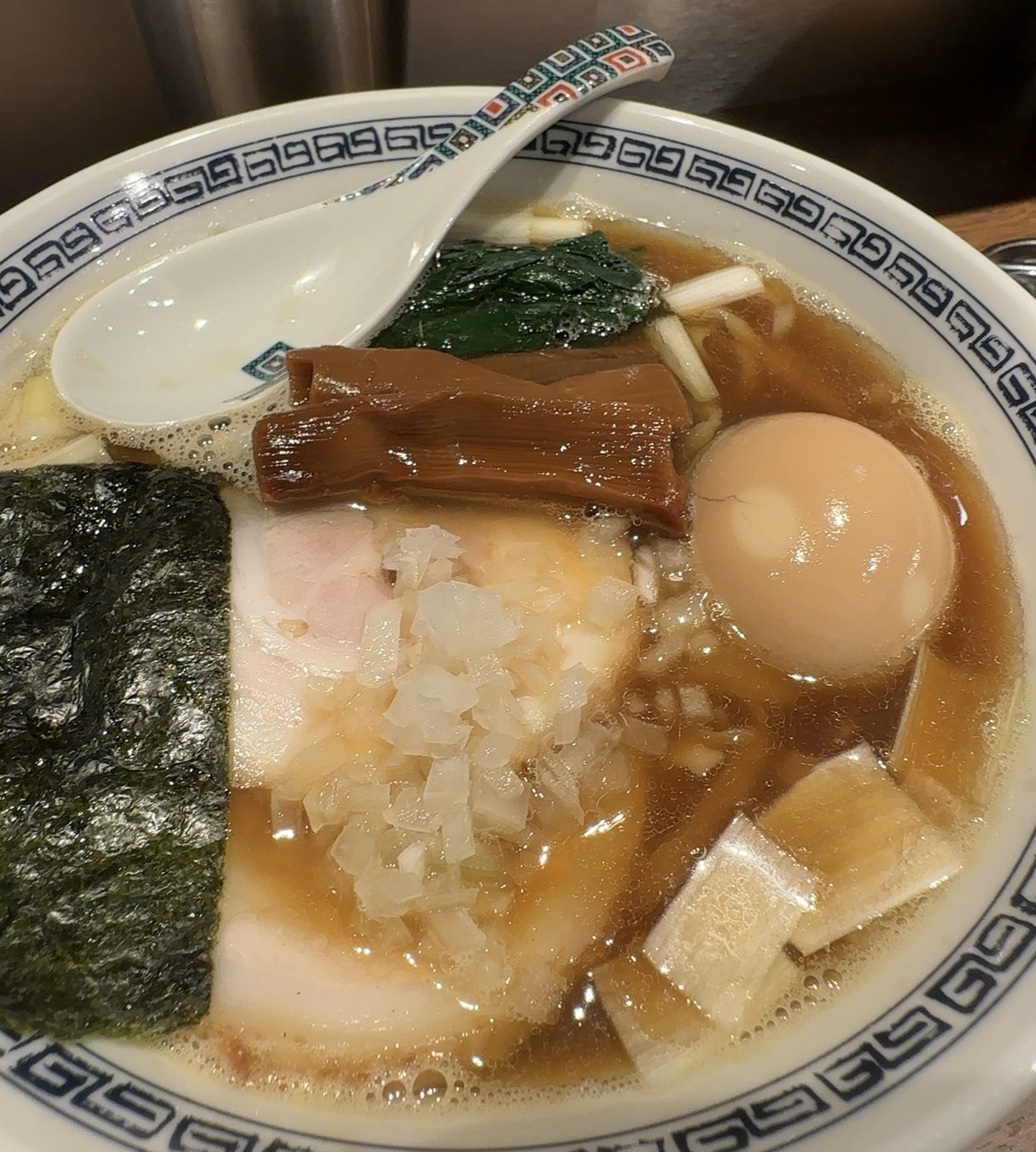 「RAMEN and TSUKEMEN Number.9（ラーメンアンドツケメンナンバーナイン）」さんの特製醤油ラーメンは、スープはコクがあり味わい深いのですが