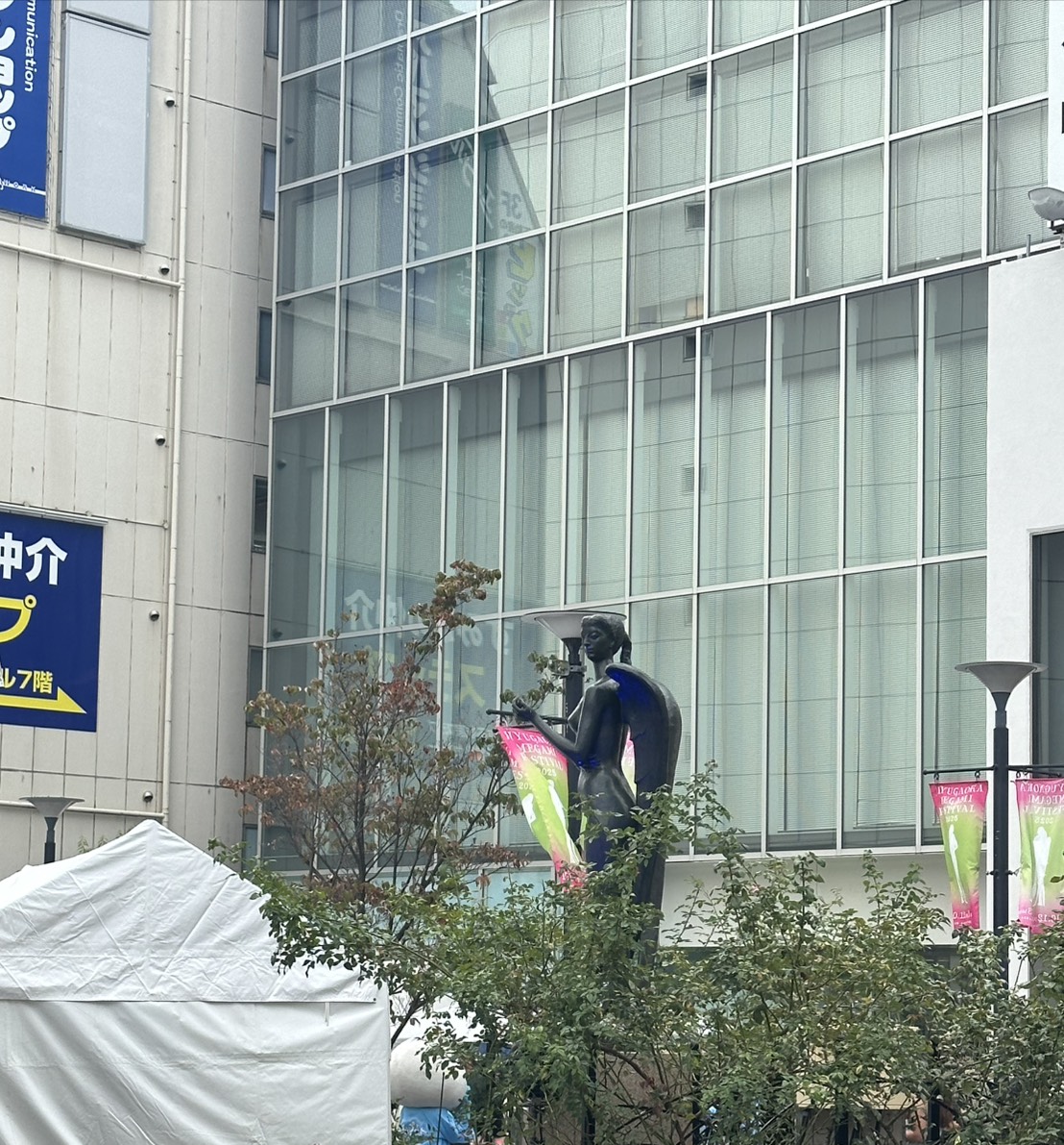 先週末の2025年10月12日（日）・13日（月・祝）に、自由が丘駅前ロータリー特設ステージ、および自由が丘駅周辺各エリアにて、「自由が丘女神まつり2025」が