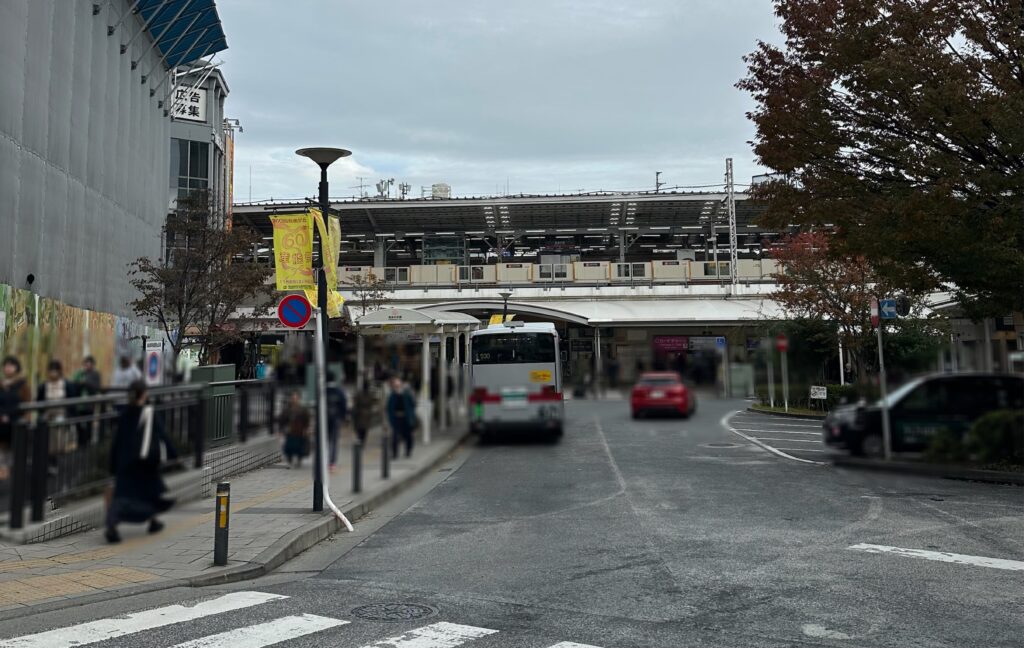 バスやタクシー乗り場があるロータリーが広がる自由が丘駅正面口