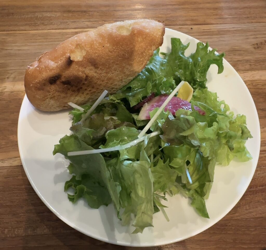 サラダとバゲット