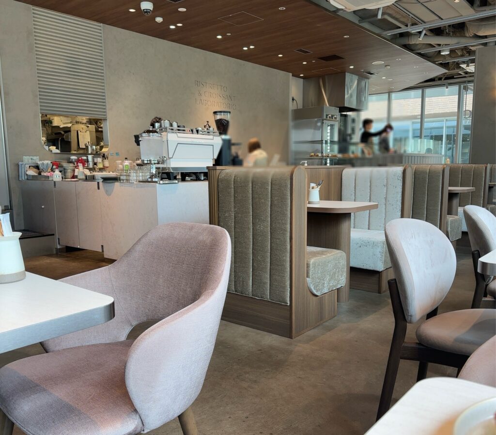 おしゃれで広々とした店内