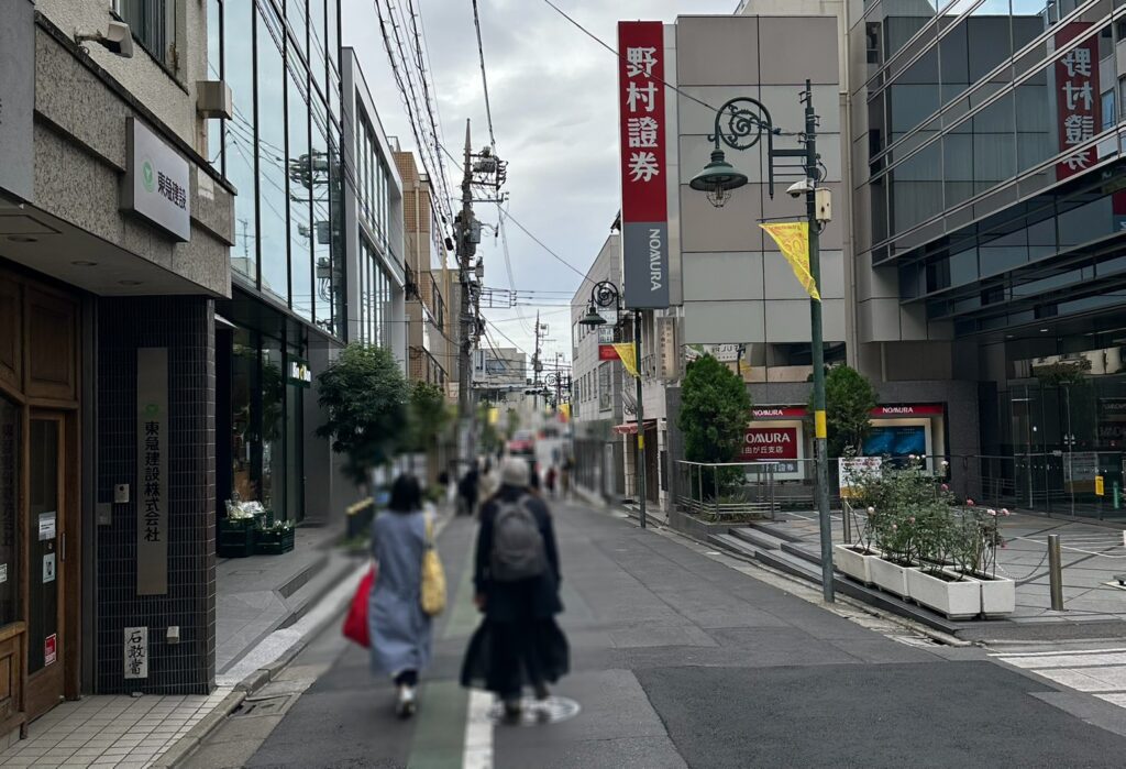 ブックオフ自由が丘駅前店などお店が立ち並ぶメープル通り