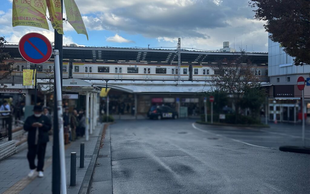 たくさんの人出がある自由が丘駅正面口