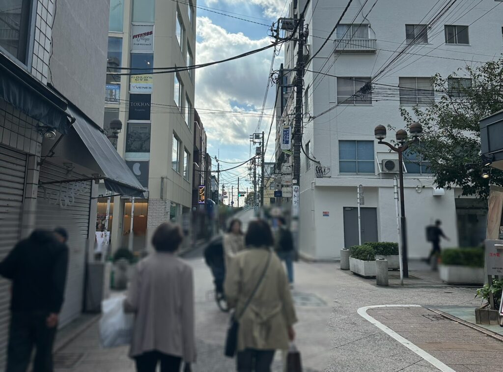 飲食店などが並ぶ通り