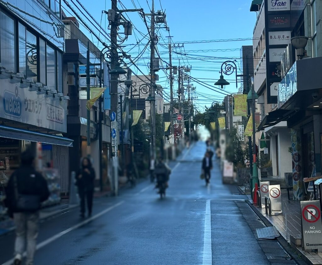 多くのお店が並ぶカトレア通り