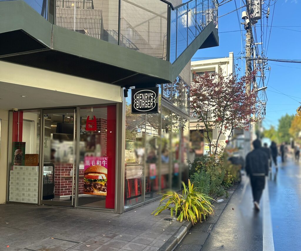 赤い外観が目印の「ヘンリーズバーガー」