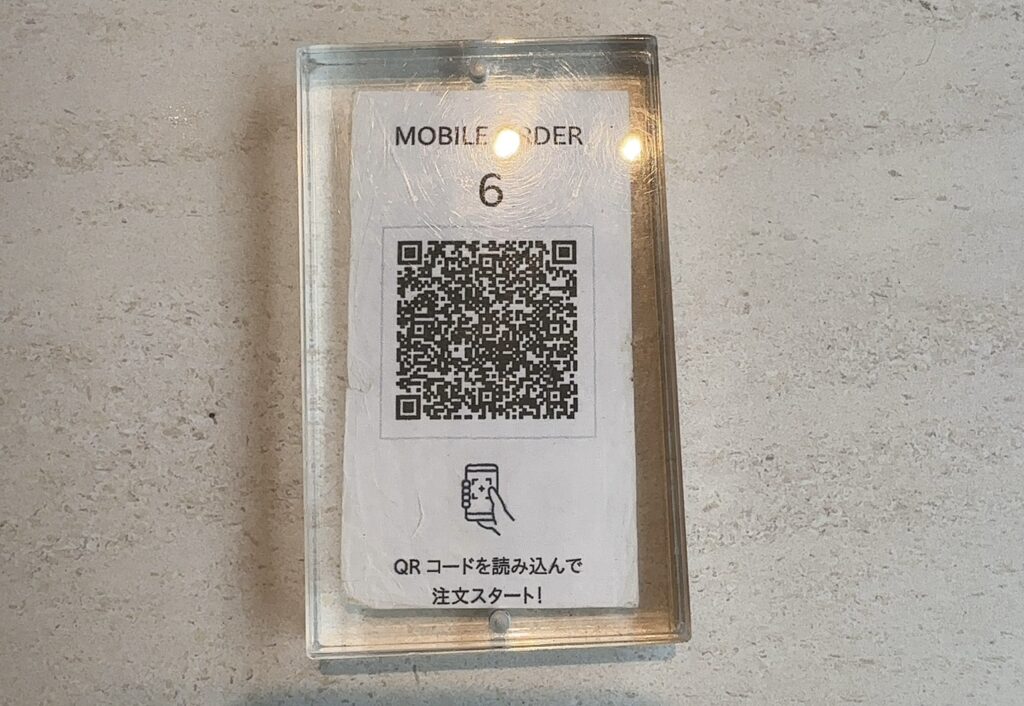 テーブルの上にあるＱＲコード