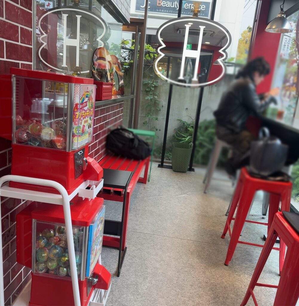 ヘンリーズバーガーの明るい店内