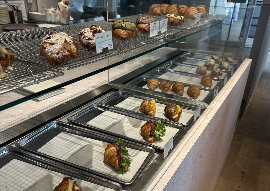 ショーケースに並ぶクロワッサン