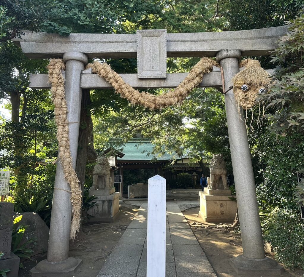 大蛇が巻き付いた鳥居