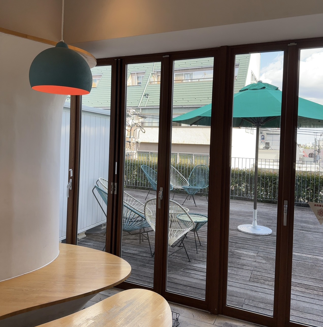 先日ランチに「パンとエスプレッソと自由形」に行ってきました。自由が丘正面口から徒歩5分、都市型商業施設「Luz自由が丘」の3階にあります。 店内には、雲をモチー