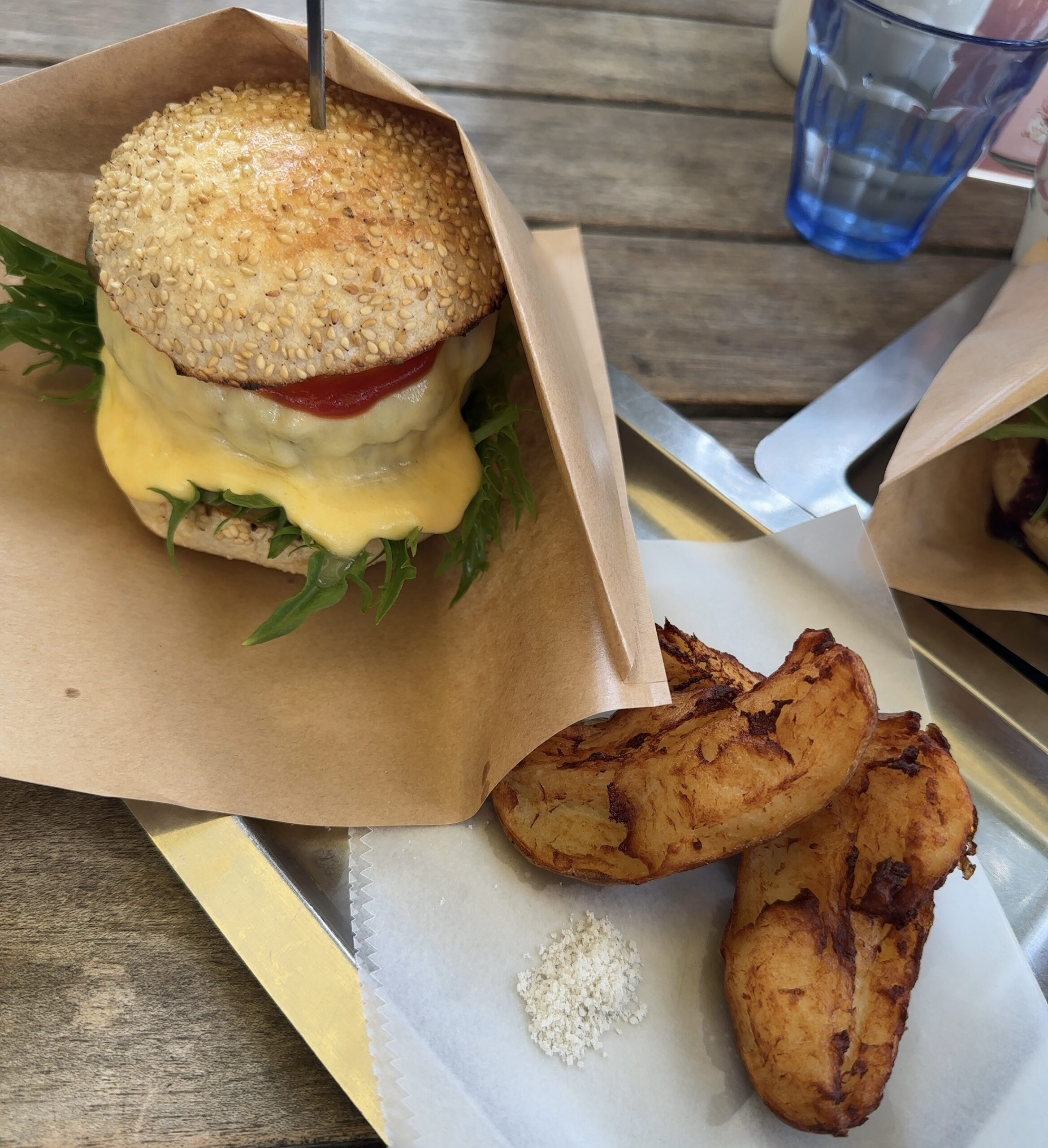 「魔女のちいさな森のハンバーガー（【旧店名】自由が丘バーガー 本店）」。自由ヶ丘駅から徒歩5分、おしゃれで四季を感じられる屋上テラスで、身も心にもやさしいハンバ