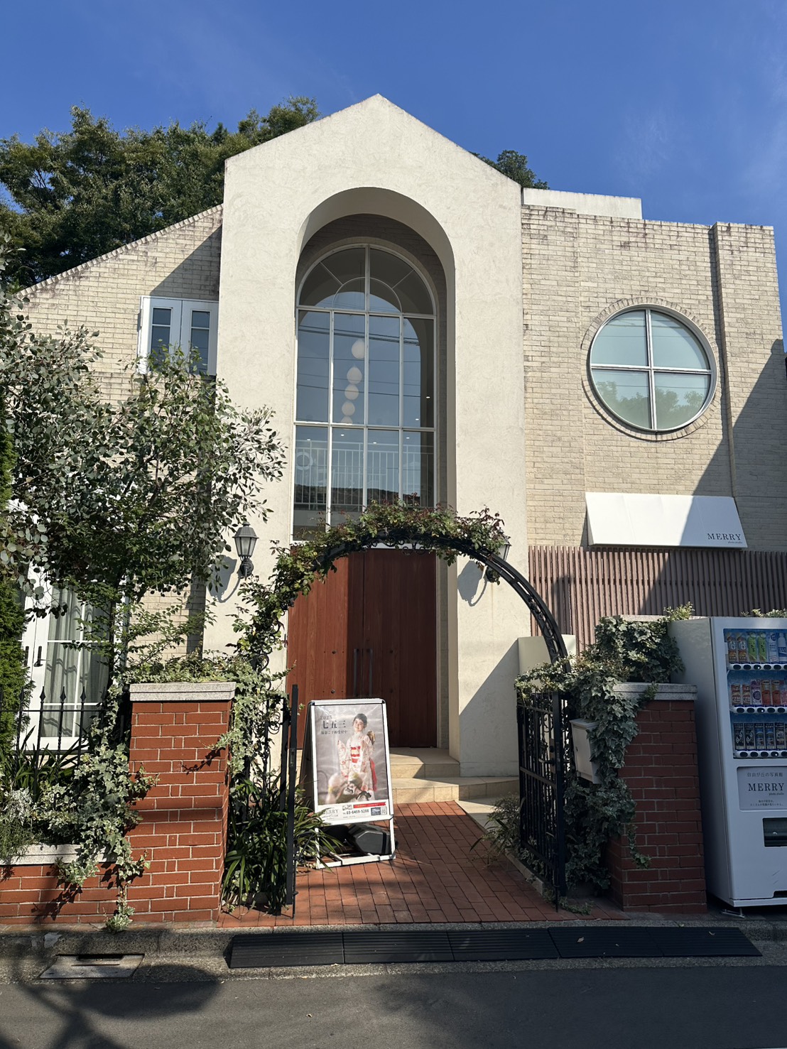 自由が丘駅から徒歩5分のフォトスタジオメリー(STUDIO MERRY)自由が丘店。自然光がたっぷりの一軒家スタジオです。 お子様やご家族の、一生の思い出と