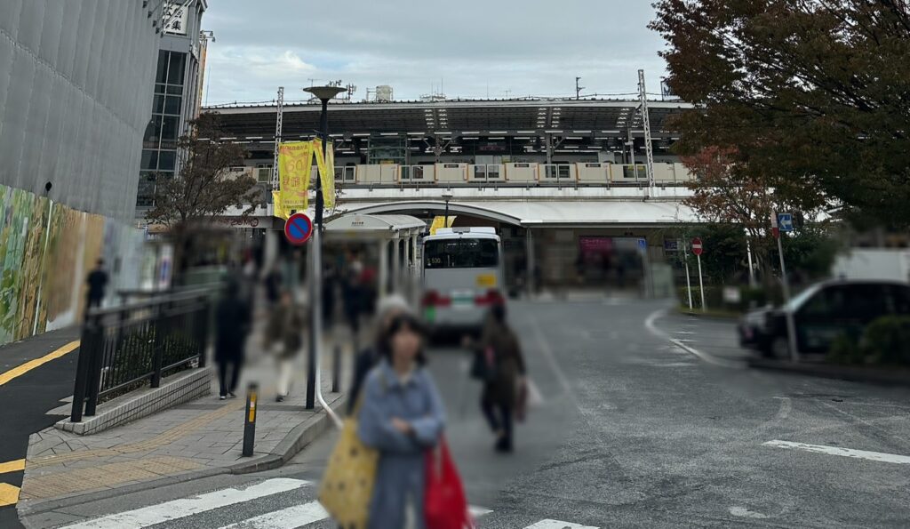 いつも多くの人々で賑わう自由が丘駅正面口