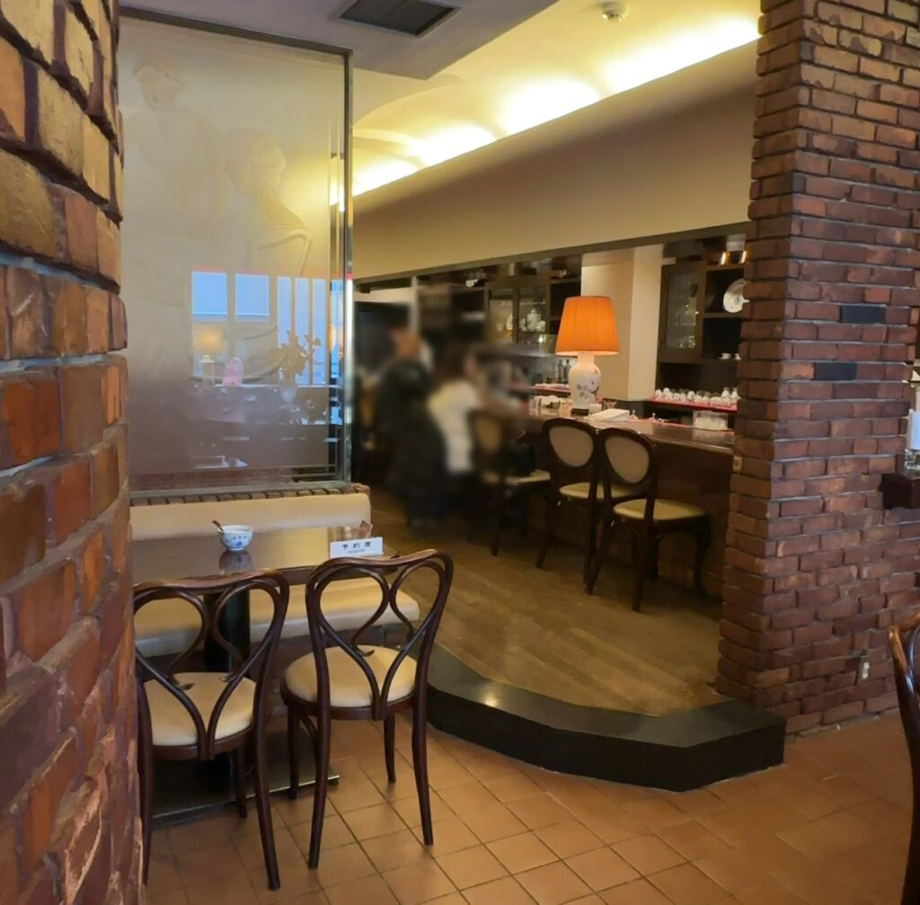 カウンター席もある、クラシカルで重厚感と趣がある店内