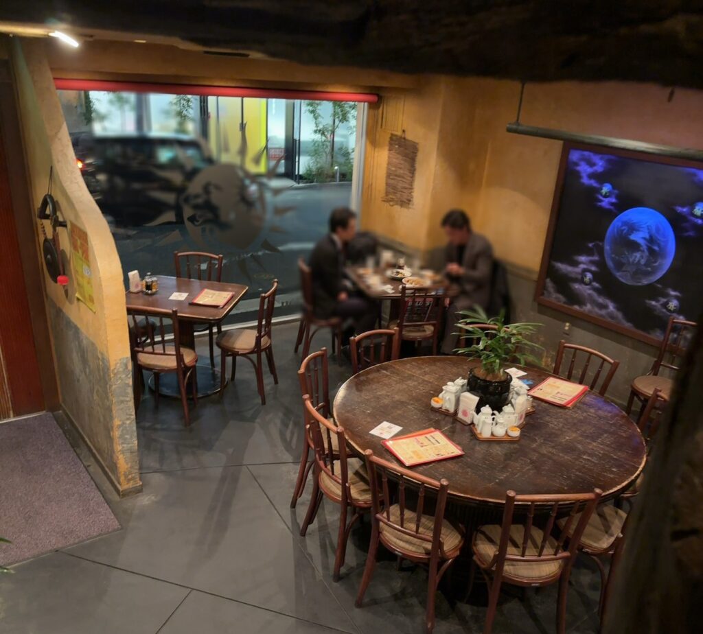 楽しくお食事が楽しめる賑やかな店内