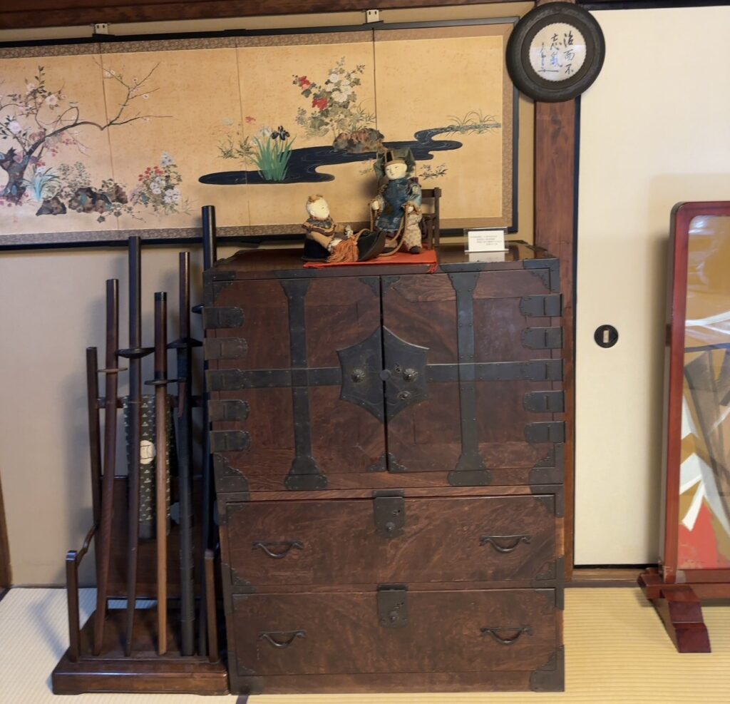 店内の骨董品・人形・民芸品1