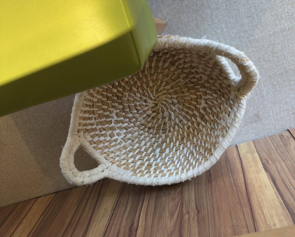 お荷物は足元の籠へ