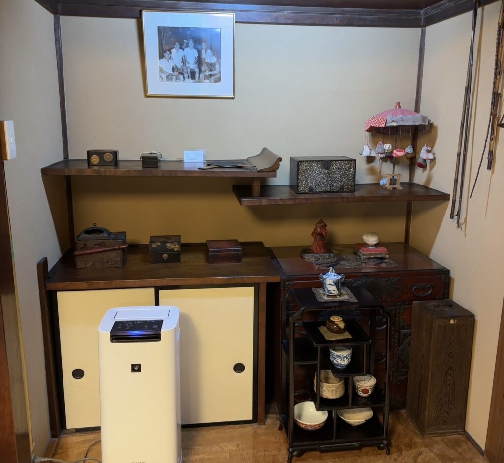 店内の骨董品・人形・民芸品2