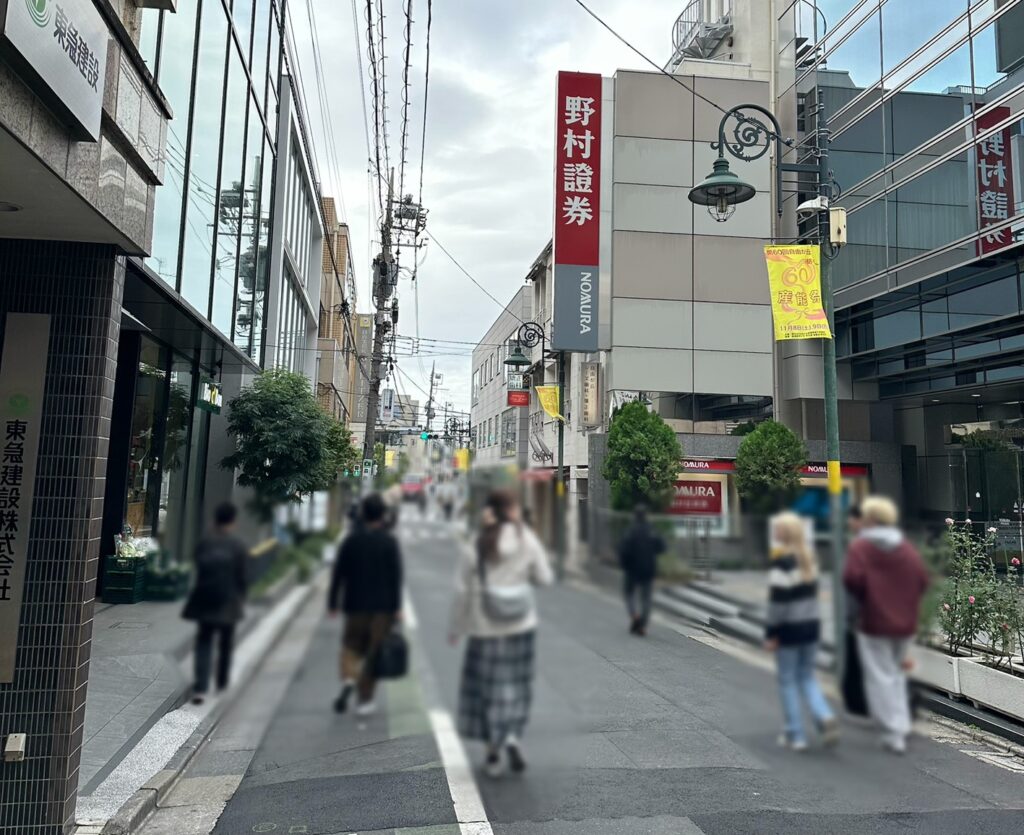 便利なお店が立ち並ぶ「メープル通り」