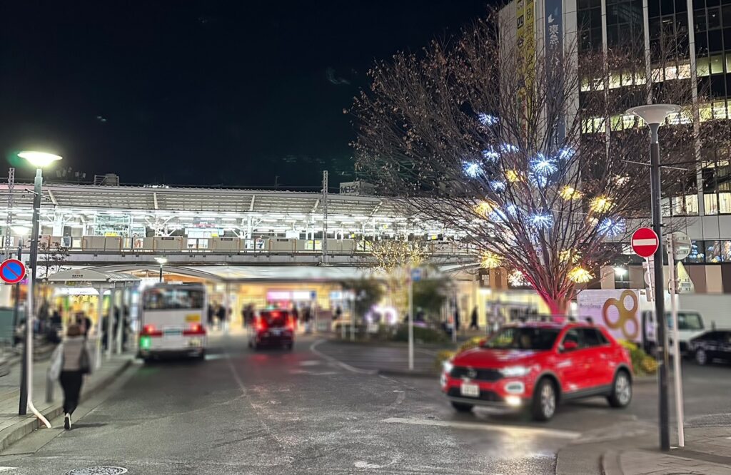 夜でも人出の多い自由が丘駅正面口