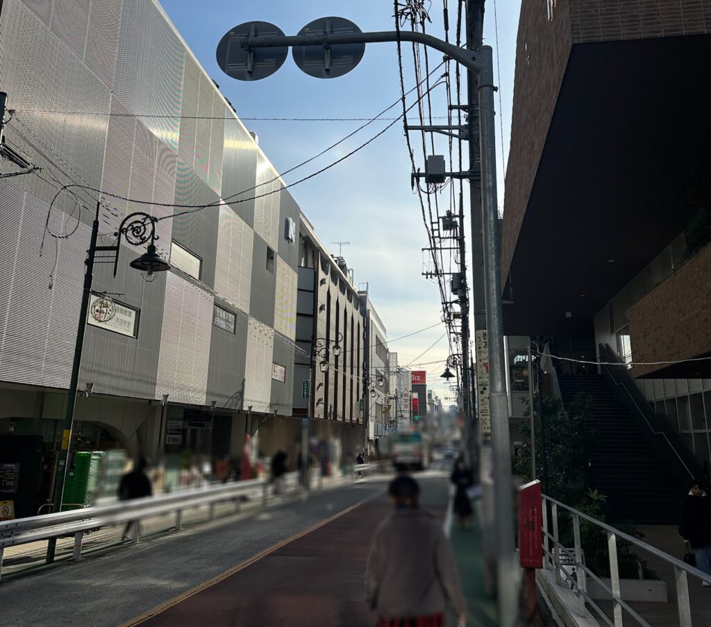 車の行き来も多い「学園通り」