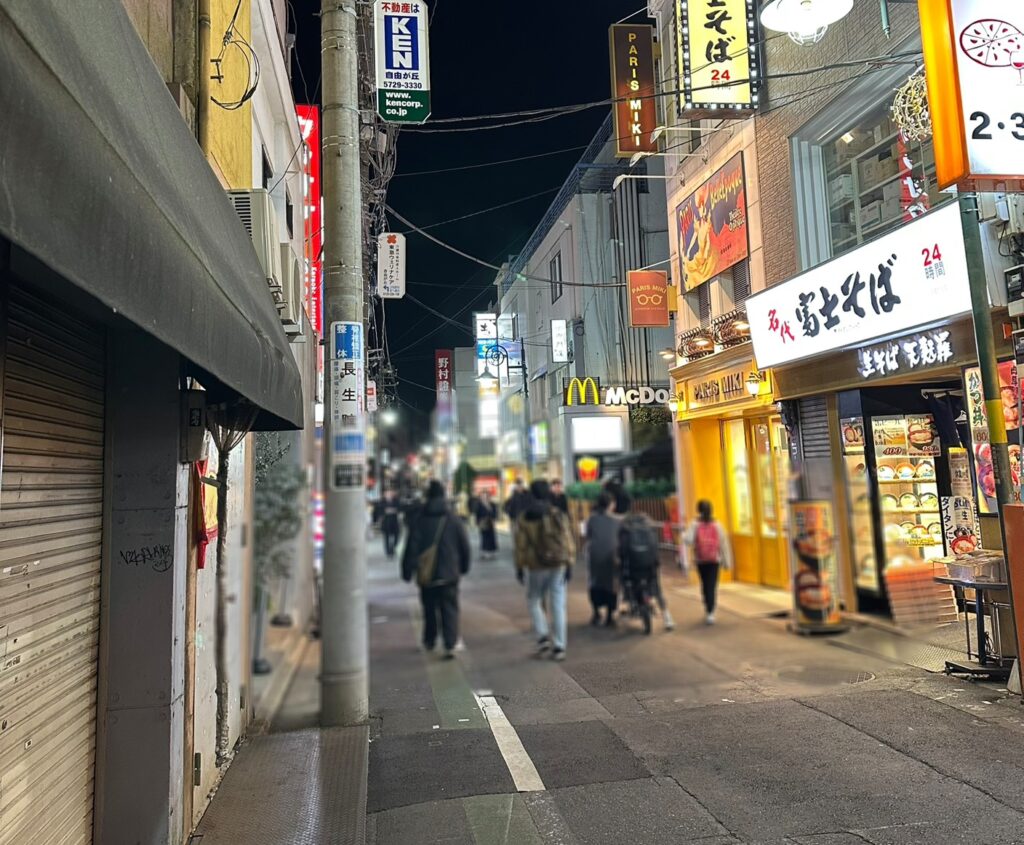 ブックオフやセリアなど便利なお店が立ち並ぶ「メープル通り」