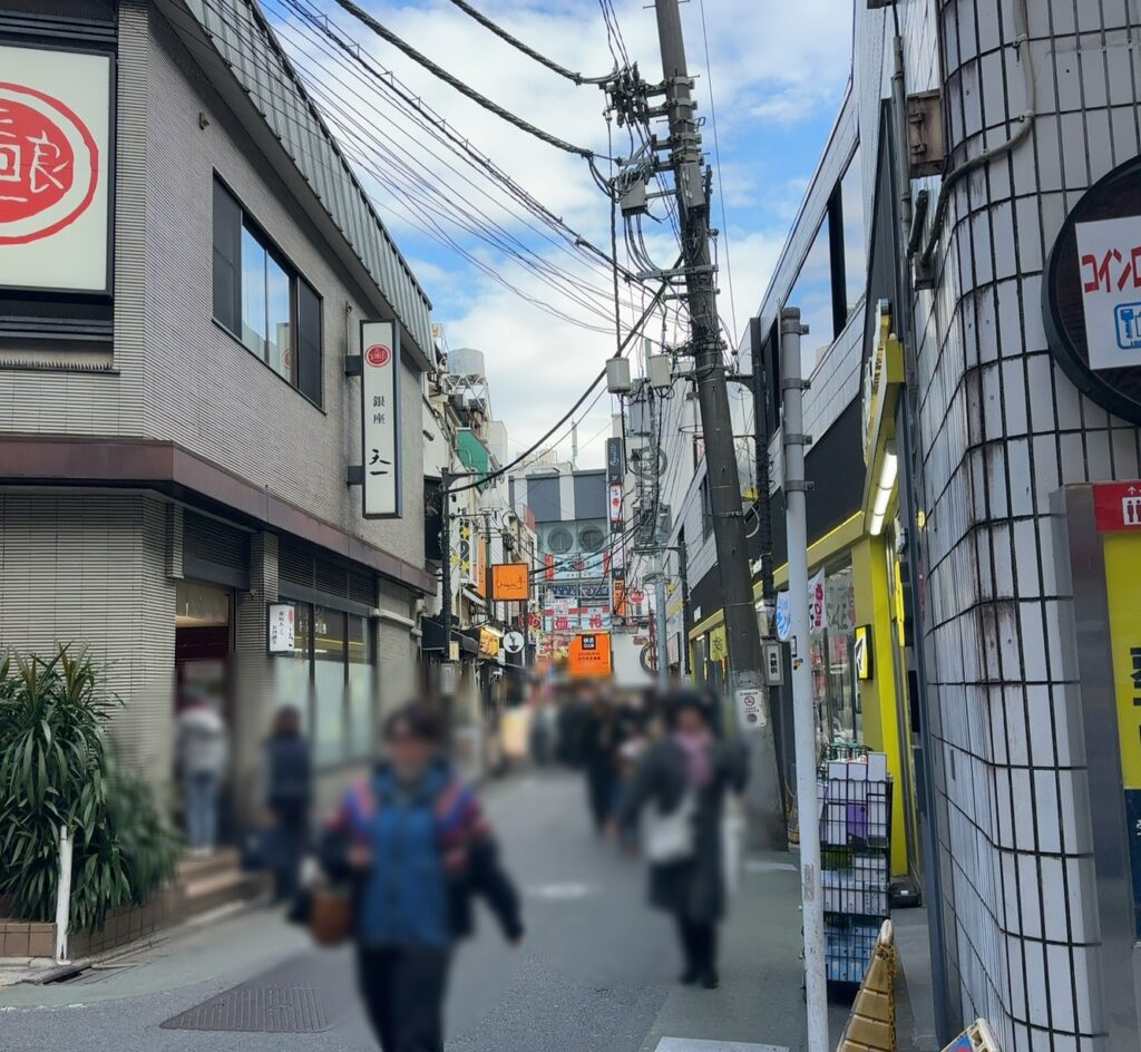 飲食店が立ち並ぶ賑やかな細い通り