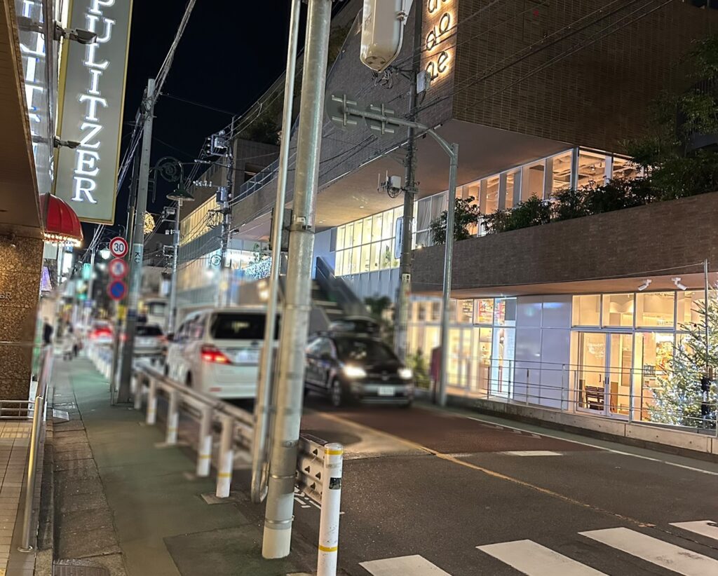 車の多い「学園通り」