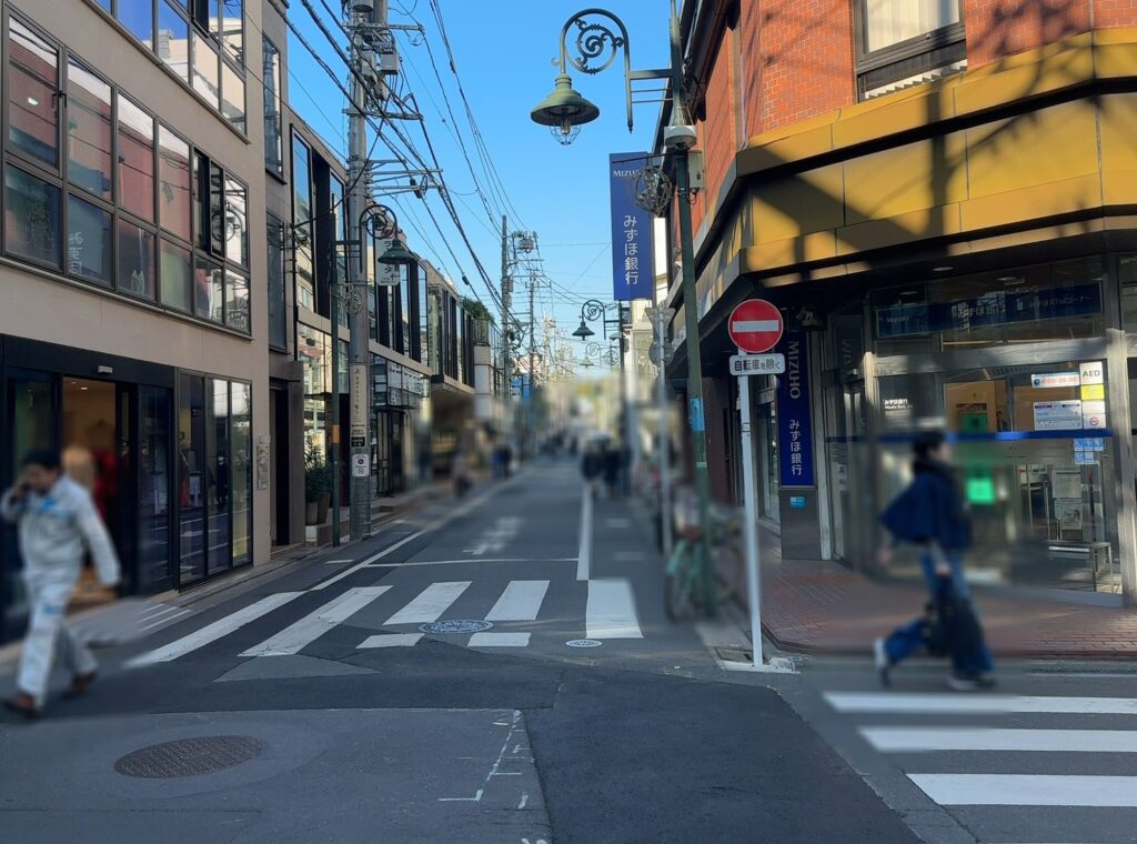 沢山のお店が並ぶ賑やかな「カトレア通り」