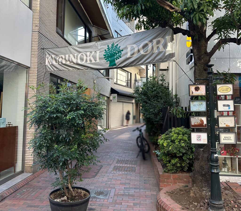 ドトールを越えてすぐの細い道を右折